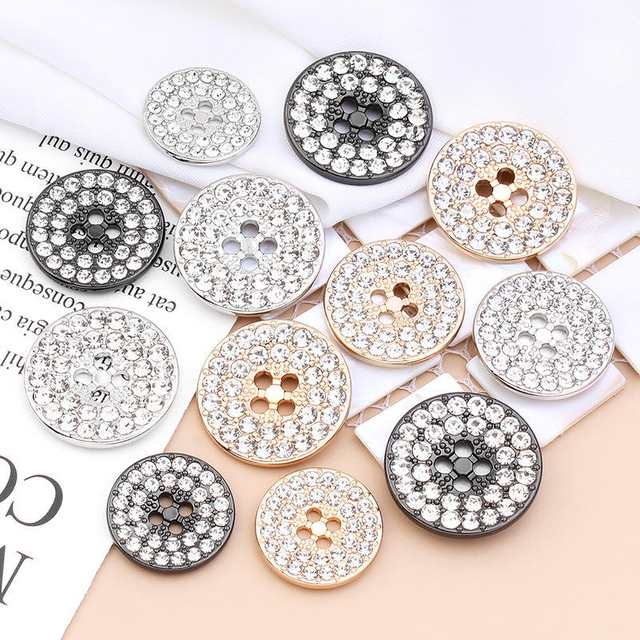 Bottone per camicia in metallo in lega di zinco con strass lucido fantasia all'ingrosso per vestiti