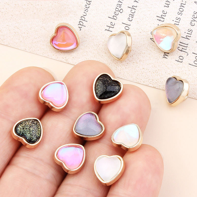 En stock, bot&oacute;n de ca&ntilde;a de Metal dorado de costura con forma de coraz&oacute;n de alta gama de 10mm para camisa de mujer