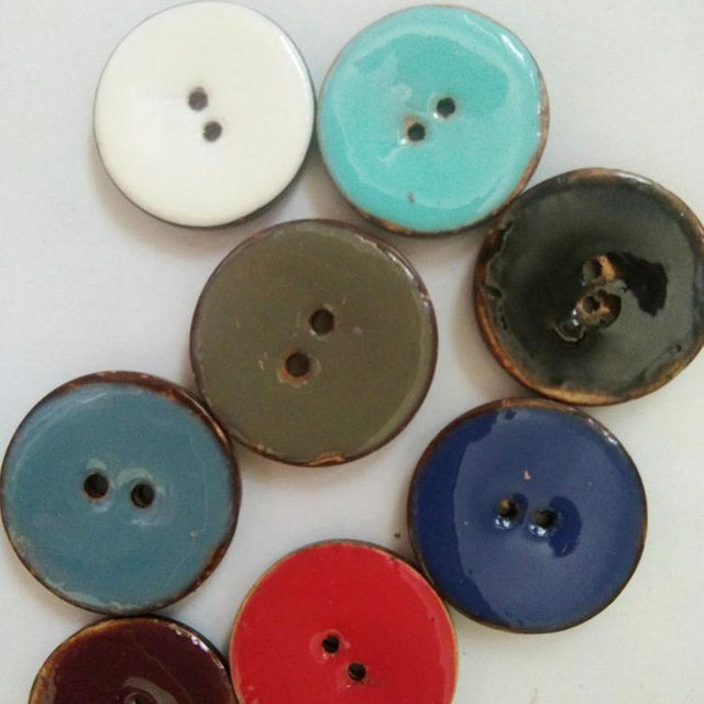 Bottoni in cocco naturale con retro piatto colorato rotondo a 2 fori per cucire