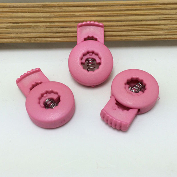 Altezza 27 mm Larghezza 18 mm Tappo a molla rotondo con foro singolo. Tappo in plastica con chiusura per cavo