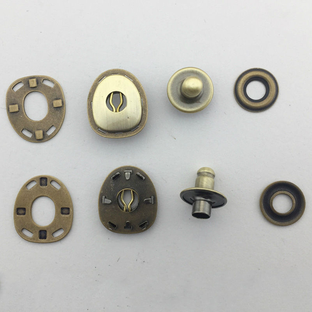 Bottone a pressione in metallo con placcatura nascosta a forma di cuore di tartaruga in ottone con chiusura a molla ovale