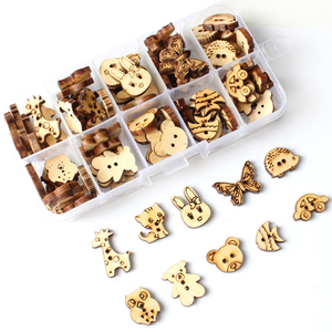 Ensemble de boutons en bois naturel de forme mignonne de dessin anim&eacute; &agrave; 2 trous avec bo&icirc;te en plastique pour enfants