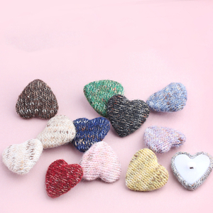 Bottone con gambo rivestito in tessuto colorato a forma di cuore da 15 mm 18 mm 20 mm 25 mm per abbigliamento