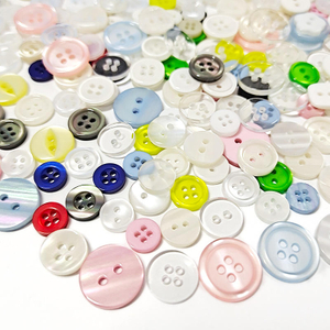 シャツ用カスタムロゴカラープラスチックパール効果樹脂ボタン