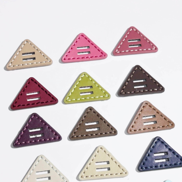 Accessori per cucire Triangolo all'ingrosso Bottone in pelle PU colorato vintage a 2 fori per abbigliamento