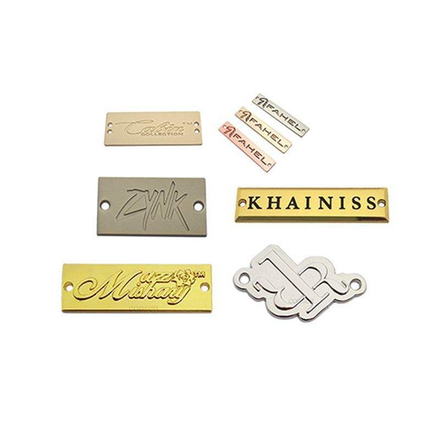 Etichetta con logo in metallo 3D personalizzato Etichetta di abbigliamento in metallo con lettere di design di moda per vestiti di borse