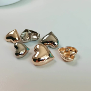 Op voorraad groothandel glanzend zilver goud hartvorm naaien metalen schacht knop voor kleding