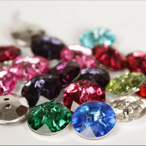 Decorazione di vestiti personalizzati Bottone rotondo per camicia in acrilico con strass e diamanti in cristallo con retro piatto