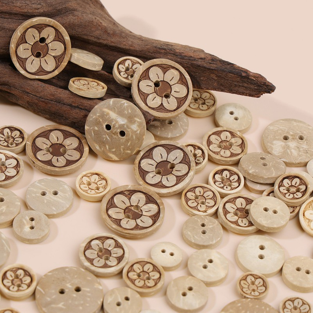Nova moda design personalizado cor branqueada ecol&oacute;gica 2 furos bot&atilde;o de casca de coco natural bege para venda