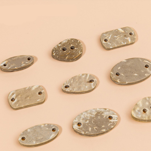 &Eacute;tiquette de v&ecirc;tement en noix de coco &eacute;cologique en forme de Logo personnalis&eacute;, 2 trous, Badge de bouton en noix de coco naturelle Beige pour la d&eacute;coration