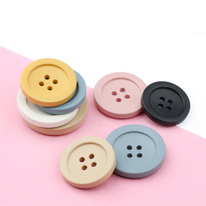 Bottoni in resina plastica a 4 fori con bordo largo opaco colorato fantasia all'ingrosso per camicia maglione cappotto