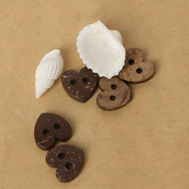 En stock Bot&oacute;n de c&aacute;scara de coco natural con forma de coraz&oacute;n de 2 orificios ecol&oacute;gico disponible de varios tama&ntilde;os para prendas